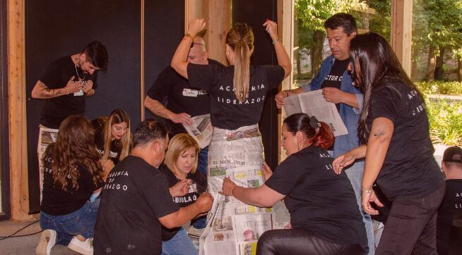 Equipo participando en dinámica de capacitación experiencial en liderazgo organizacional para empresas, facilitada por RODECH.