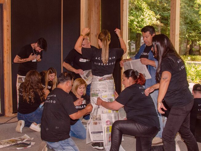 Equipo participando en dinámica de capacitación experiencial en liderazgo organizacional para empresas, facilitada por RODECH.