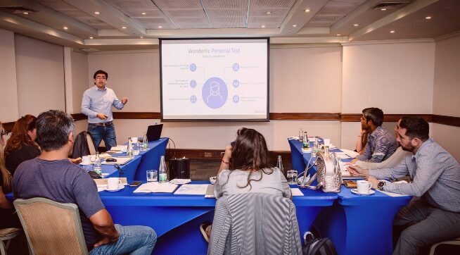 Taller de consultoría organizacional para empresas con equipo en sesión de trabajo