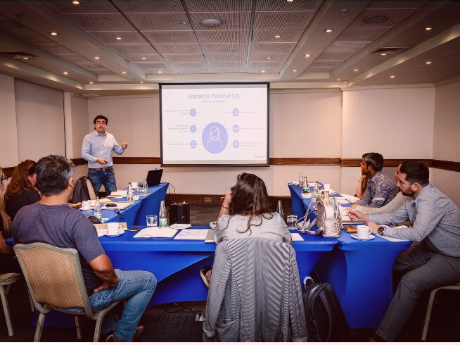 Taller de consultoría organizacional para empresas con equipo en sesión de trabajo